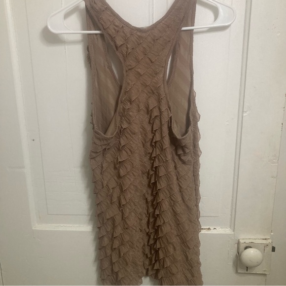 ⚡️ Tan racerback ruffled tank size medium - Picture 2 of 4